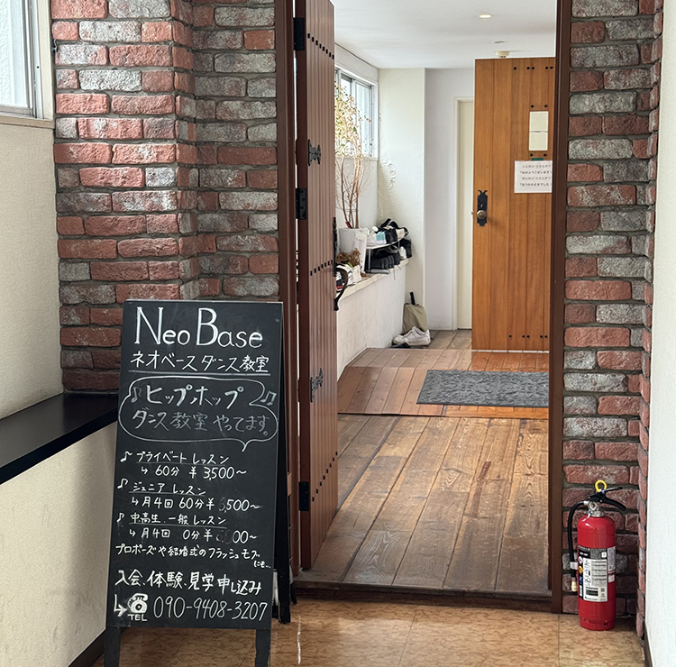 技術だけではなく、生徒や保護者様とのコミニュケーションを大切にし「大分一笑顔のダンス教室」を目指します。